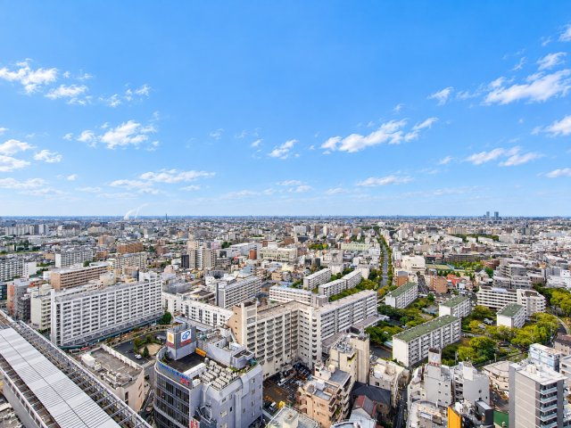 【眺望】　高層階からの眺望は空が広く感じられ、日々の暮らしに開放感を与えてくれます。
