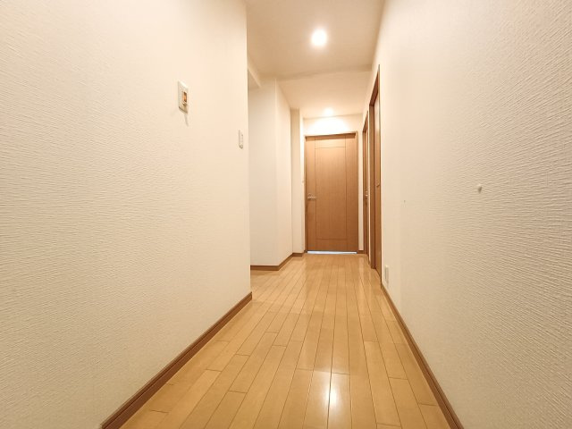 【廊下】　木目調の床が美しい廊下は、暮らしに温もりと安心感をしっかりと与えてくれます。