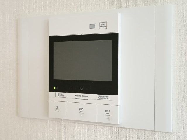 【TVモニター付きインターフォン】　TVモニター付きインターフォンで来訪者の様子を確認でき、安心感があります。