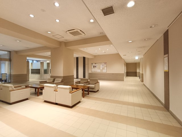 【ロビー】　落ち着いた雰囲気のロビーは、来客時にも安心感を感じられる共用空間です。
