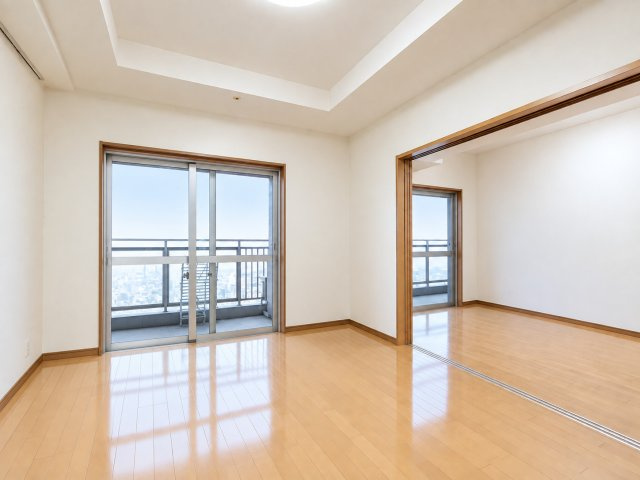 【LDK約12帖】　窓からの光が広がるLDKは、日々の暮らしに開放感をもたらしてくれます。　※CG加工による空室イメージです。