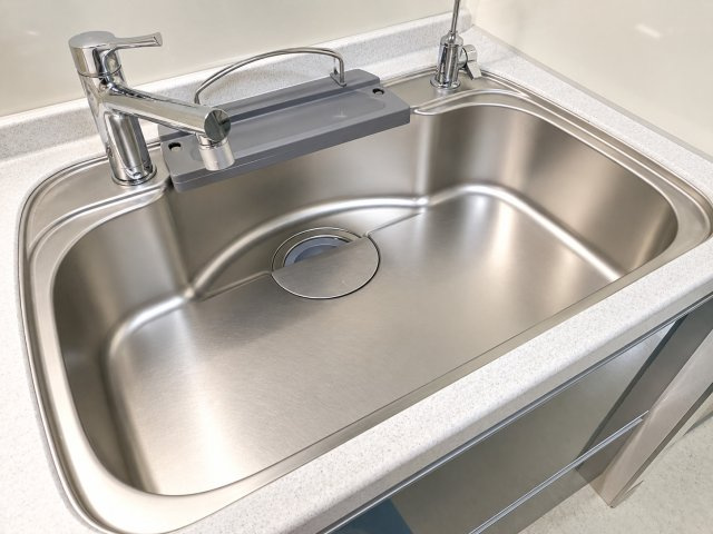 【シンク】　広めのシンクは大きな調理器具もまとめて洗え、後片付けの負担を減らします。　※CG加工による空室イメージです。