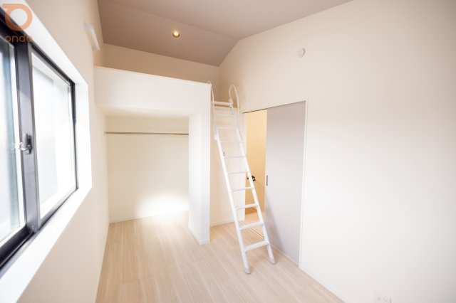 【ondo建物プラン例/洋室】天井高を活かしたロフト付きの個室。収納や趣味スペースとしても使える、ちょっと遊び心のある空間です。