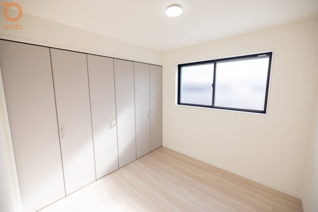 【ondo建物プラン例/洋室】収納がしっかり確保された、使い勝手のよい個室。インテリアもすっきり映えそうです。