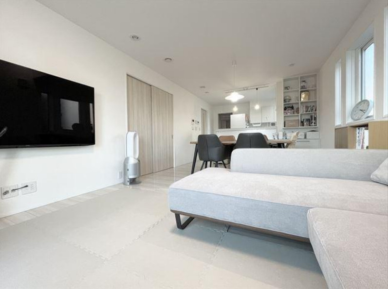 リビングの間取りの種類は大きくわけてリビングとダイニングが別になっているタイプ、リビングダイニング一体型です。どちらも一長一短ですので、家を選ぶ時はその両面をチェックして決めるようにしましょう。