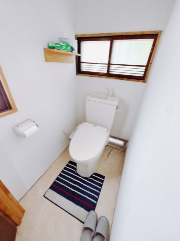■トイレ｜白を基調とした清潔感溢れるトイレです♪窓付きなので常に換気もでき、綺麗を保てます♪