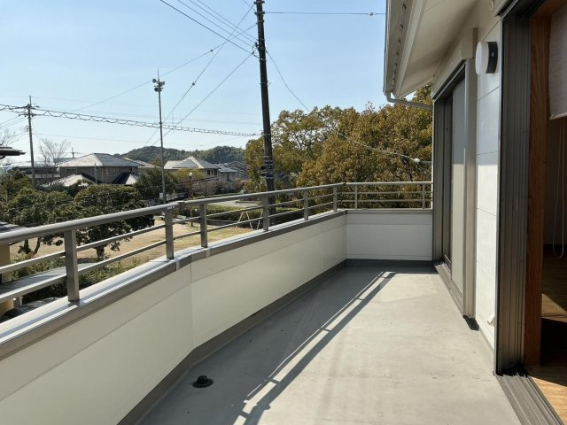 開放的な眺望が広がるワイドバルコニー。陽当り・通風良好で、洗濯物を干すだけでなく寛ぎのスペースにも。