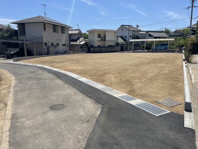 広々とした敷地が魅力で、ガーデニングやアウトドアスペースを楽しむことができます。お子様の遊び場も作れそう。広さも十分で、理想の住まいを実現できます。物件詳細や現地見学等、お気軽にお問い合わせください。