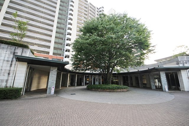 徒歩10分圏内に小学校・スーパー・コンビニ・公園・総合病院・図書館など周辺環境充実