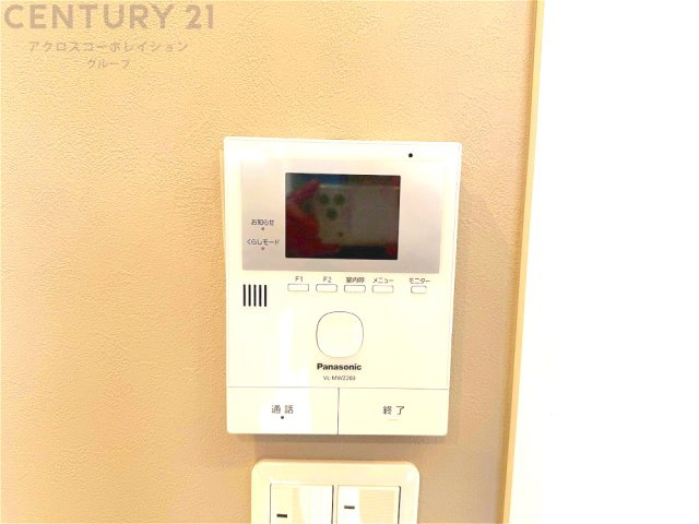 訪問者が来たときにテレビ画面で確認できるため、安心してドアを開けられます。録画機能があるものもあり、留守中に来訪者を記録しておくことができます。利便性が高く、セキュリティ面でも安心です。