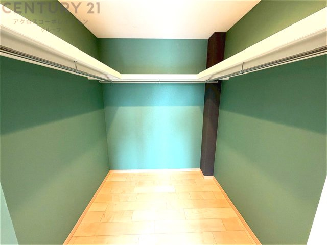 収納力が高く洋服や小物を整理しやすく、更衣室のように使え、部屋がすっきり保てます。収納の配置を自由に調整でき、換気性が良く防湿・防虫対策も可能。快適で機能的な生活空間を実現できます♪