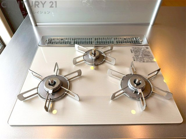 多数の調理器具を同時に使用でき、料理の効率化が可能。省エネで節約になり、様々な料理スタイルに適応できます。また、火力調整が独立しており、手入れや掃除もしやすく、今よりもっとお料理が楽しくなるかも。