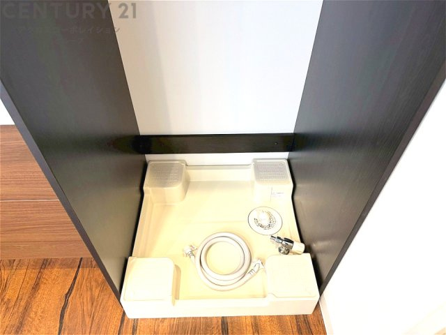 洗濯物の仕分け作業がしやすく、整理整頓が容易になります。洗濯音や湿気を他の部屋に持ち込まず、生活環境を快適に保ちます。上部を活用すれば収納スペースを確保でき洗剤や洗濯用品の整理もしやすくなります。