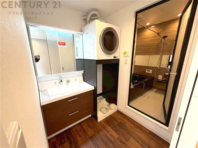 衣服の収納や脱ぎ着や整理整頓がしやすく、湿った衣類を乾燥させるスペースがありカビや臭いの発生を防ぎます。床の汚れを他の部屋に持ち込まず清潔を保つことができます。また快適な入浴環境の整備にも役立ちます。