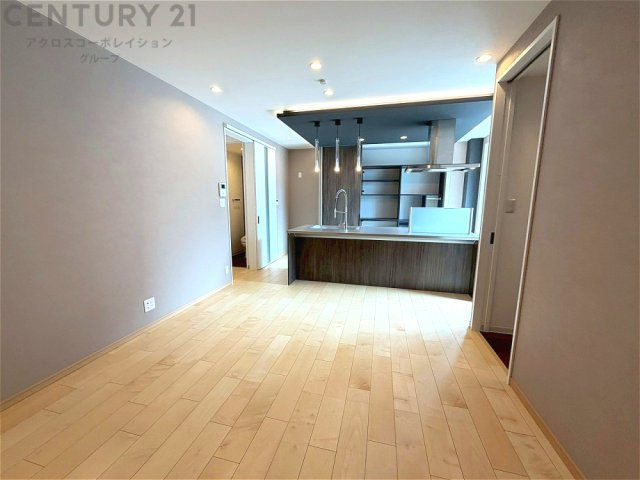 キッチン前のダイニングスペース　カウンターキッチンから料理の受け渡し等に便利です。ダイニングセットを置いても十分な広さを確保。