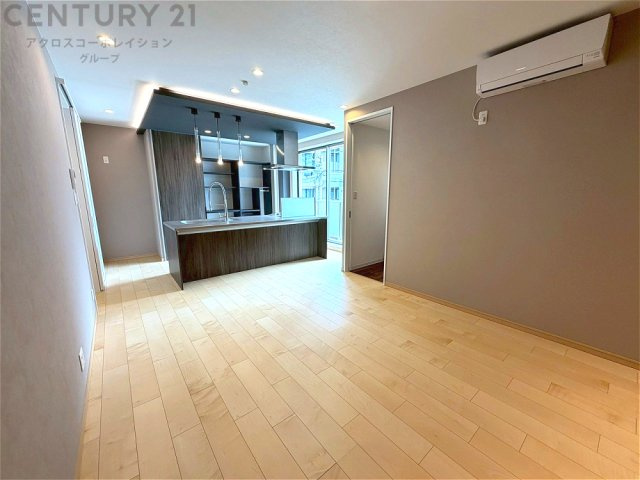 リビングダイニングは家族や友人とのコミュニケーションを楽しむ場所でくつろぎながら食事や会話を楽しめ、多目的に利用できリラックスできる空間です。家庭内の中心として機能し、快適な生活をサポートします。