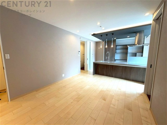 キッチン前のダイニングスペース　カウンターキッチンから料理の受け渡し等に便利です。ダイニングセットを置いても十分な広さを確保。