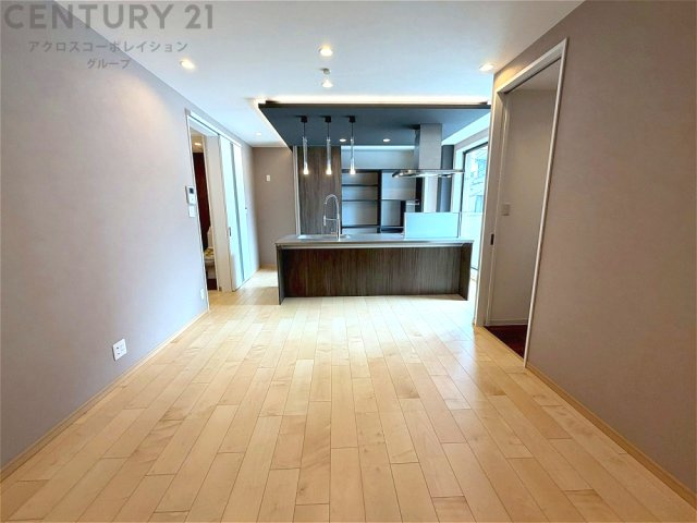 リビングダイニングは家族や友人とのコミュニケーションを楽しむ場所でくつろぎながら食事や会話を楽しめ、多目的に利用できリラックスできる空間です。家庭内の中心として機能し、快適な生活をサポートします。