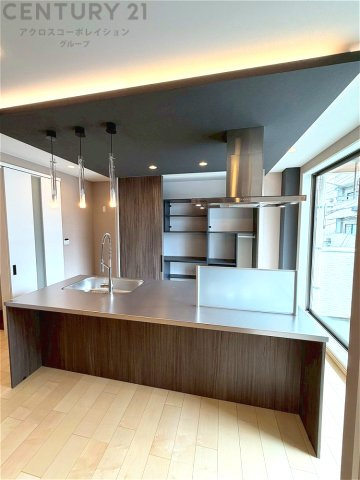 シンプルなデザインと使いやすさを兼ね備えた対面式システムキッチンは、効率的な作業スペースを提供し、家族やゲストとのコミュニケーションを促進します。