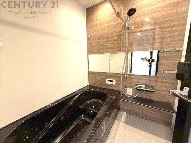 ユニットバスは省スペースでありながら、シンプルな設計と使いやすさを備え、簡便なメンテナンスが可能です。またミラー・小物置き場もあり便利です。