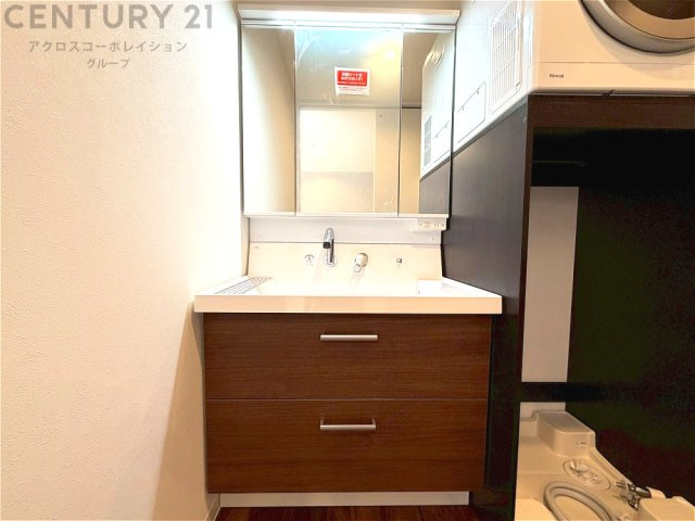 化粧品や洗顔料、歯ブラシなどの必需品をまとめて置ける収納スペースがあり、使用するたびに取り出す手間が省けます。また、水回りのため、濡れても大丈夫な素材が使用されており、お手入れが簡単です。