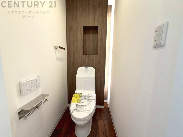 温水洗浄便座付トイレは温水洗浄機能により、暖かい水でおしりを洗浄することができ、冷たい水を使う従来の便座に比べ、温水洗浄機能で暖かいトイレを提供し、快適な使用を可能にします。