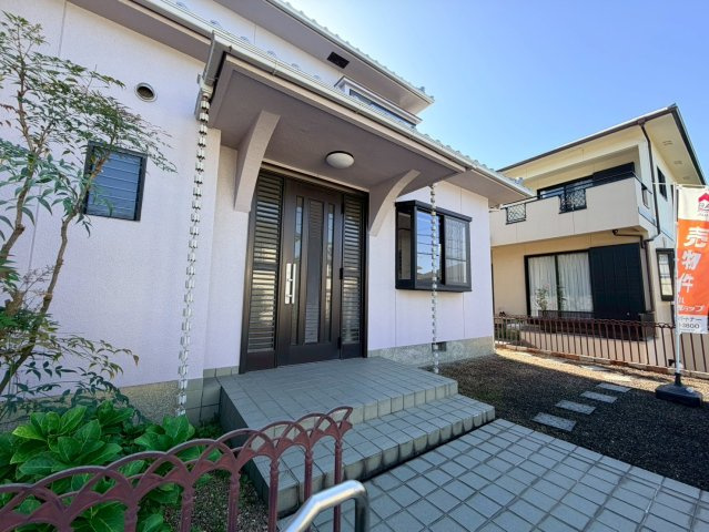 玄関扉を出ると、広いスペースがあります