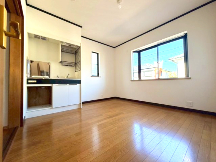 玄関入ってすぐ右側に、ユーティリティースペースでミニキッチンがあります