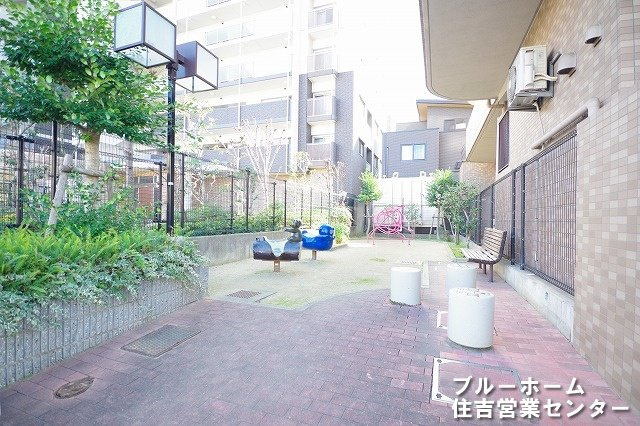 敷地内に広場がございます。