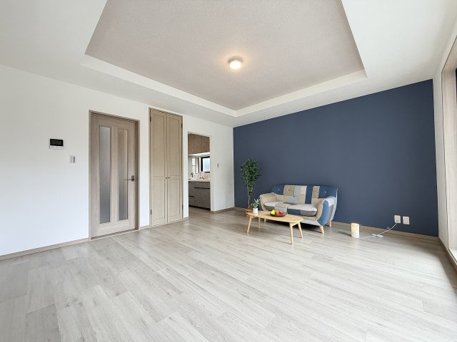 外装・内装を新規リフォーム済みで、快適な新生活をすぐにスタート。　美しく一新された住空間で、暮らしやすさを実感できます。