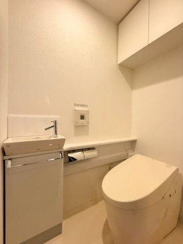 手洗い場もついているタンクレストイレです！