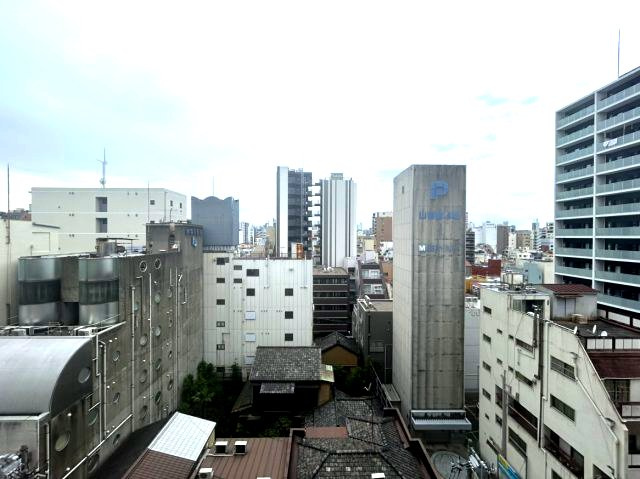 周辺は視界を遮る高い建物が少なく、都市部でありながらほどよい抜け感のある眺望が楽しめます。