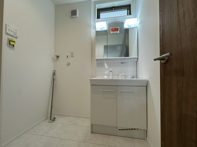 白を基調とした収納力のある清潔なトイレスペースです。トイレは2か所ございます。