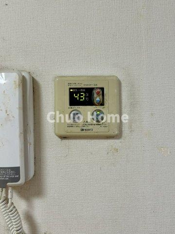 【給湯リモコン】外での一日を忘れさせてくれるオートバス機能でお好みの湯量・温度に調整された浴槽。