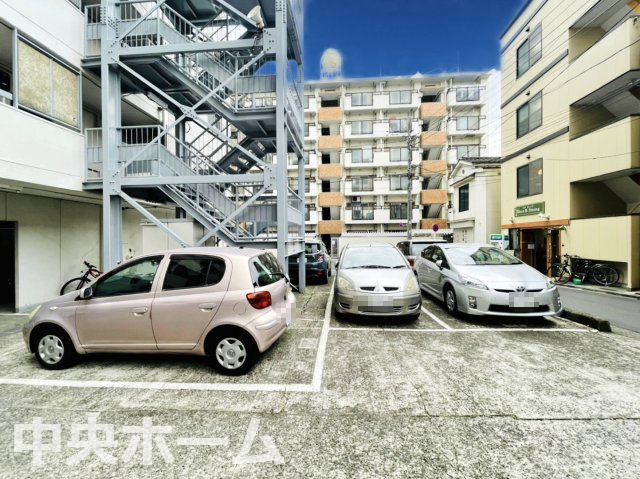 【敷地内駐車場】最新の空き状況や費用などの詳細は担当スタッフまでお問い合わせください。