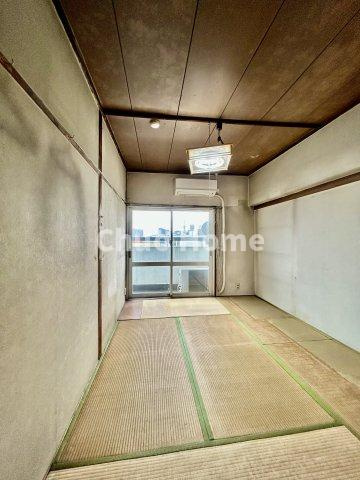 【寝室】心と体をゆったりと安らげる主寝室。寝室のゆとりが大きい分だけ、暮らしの安らぎは深まります。一日の疲れを癒すだけでなく、ご夫婦の親密な語らいを紡ぎ出します