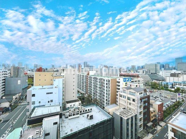 手を伸ばせば、ふれることが出来そうな環境が、そのままインテリアになったような印象です。その豊かな眺望にふさわしい空間には、通風・採光にも優れ、心地よい光と風があふれています