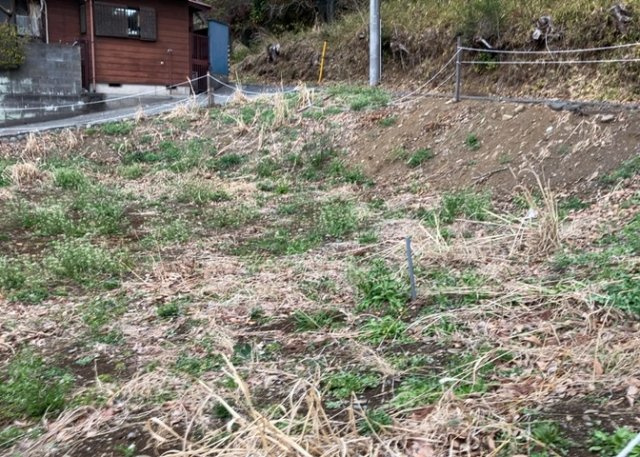 土地の面積＝住宅面積ではありません。建ぺい率の問題などで、土地のある場所によって住宅を建てられる面積は限られています。高さもしかり、「土地」という言葉の中には、建築条件も含まれると考えておきましょう。
