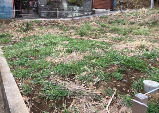 土地の前の道路に消火栓が設置されていることがあります。この場合、道路交通法第45条第1項により、駐車禁止の場所が指定されています。そのため、車庫などの駐車スペースをつくることができない場合があります。