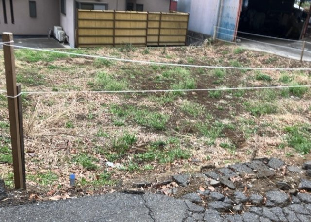 現地に行くなら、物件の周囲の地形がどうなっているかを見ることも大切です。周辺より低くなっている土地では、大雨などで水が集まりやすいため、地盤が弱くなっているということも考えられるため、注意が必要です。