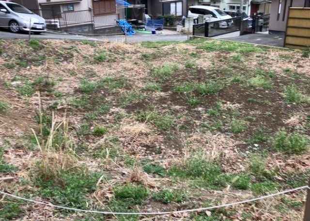 土地購入を検討されている場合、境界杭がない状態で購入してしまうと境界確定測量をする必要があり、費用がかかります。購入の前に、売主、隣土地所有者立ち合いのもと境界を確定し境界杭を設置するのがベストです。
