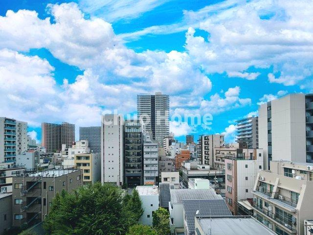 手を伸ばせば、ふれることが出来そうな環境が、そのままインテリアになったような印象です。その豊かな眺望にふさわしい空間には、通風・採光にも優れ、心地よい光と風があふれています