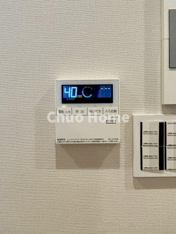 【給湯リモコン】外での一日を忘れさせてくれるオートバス機能でお好みの湯量・温度に調整された浴槽。