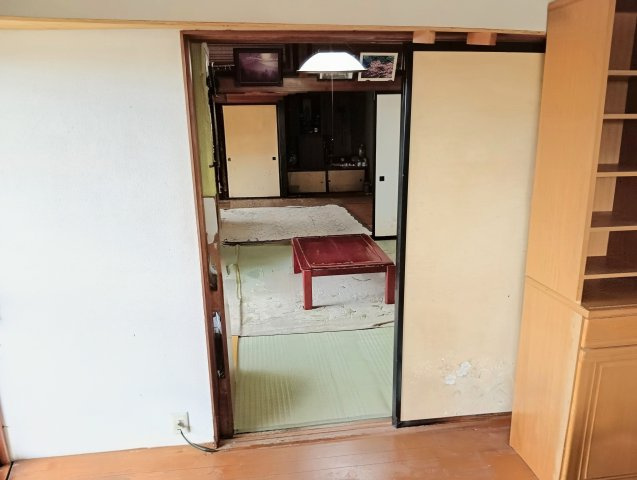 キッチンから8畳の和室2部屋がつながります。