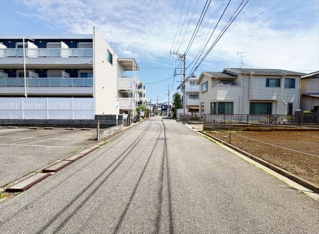 前面道路の様子　　6ｍ道路に面しているので車の出し入れもスムーズに行えます。