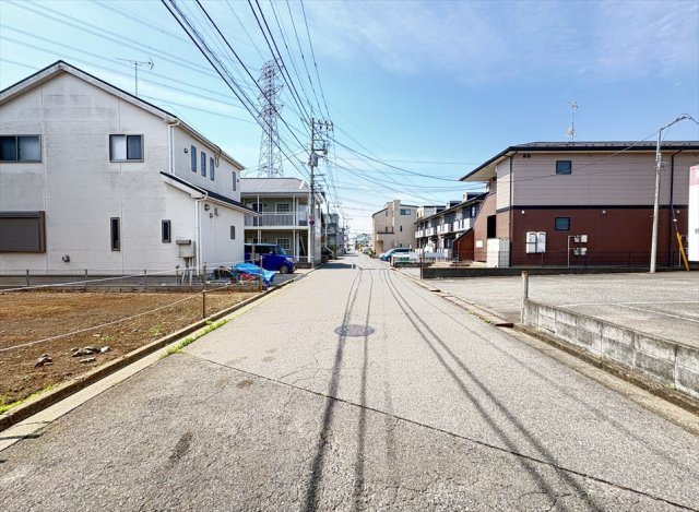 前面道路の様子　　車の通りが少ない閑静な住宅地なので、静かな暮らしを好む方にもオススメです。