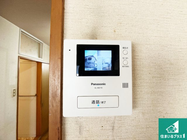 カラーモニターインターホン！声だけでなく来訪者の姿や顔がモニターで確認できるので、小さなお子様がいらっしゃるご家庭でも安心できます！