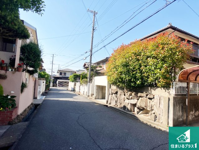周辺は閑静な住宅街！前面道路広々で車の出し入れも便利です。駐車が苦手な方でも安心して車庫入れできます！