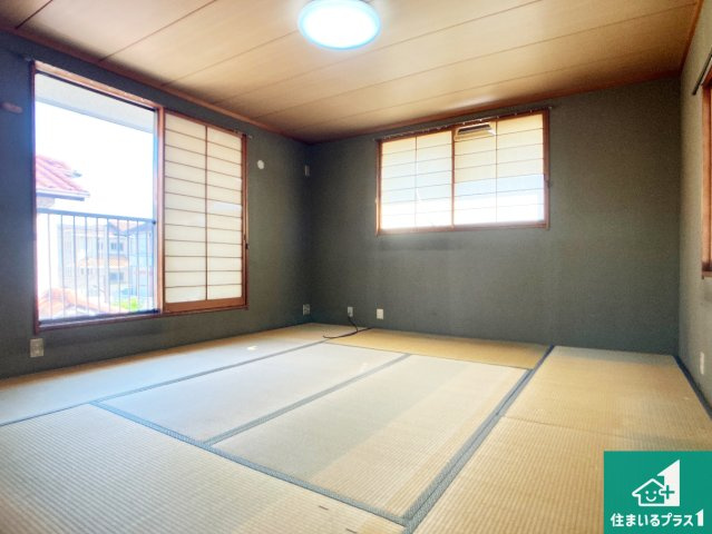 一室あると便利な和室は客間としてだけでなく、小さなお子様のプレイルームや食後のくつろぎスペースとしてもご利用いただけます。収納もついていますので大活躍間違いなし！