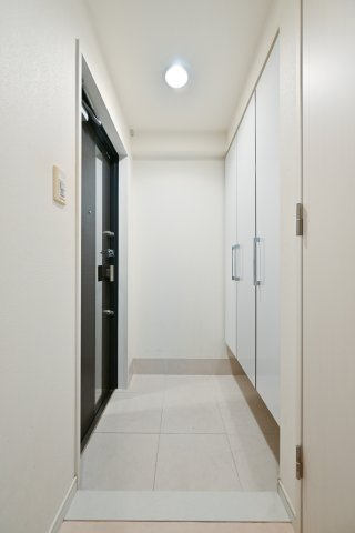 清潔感のある白基調の玄関